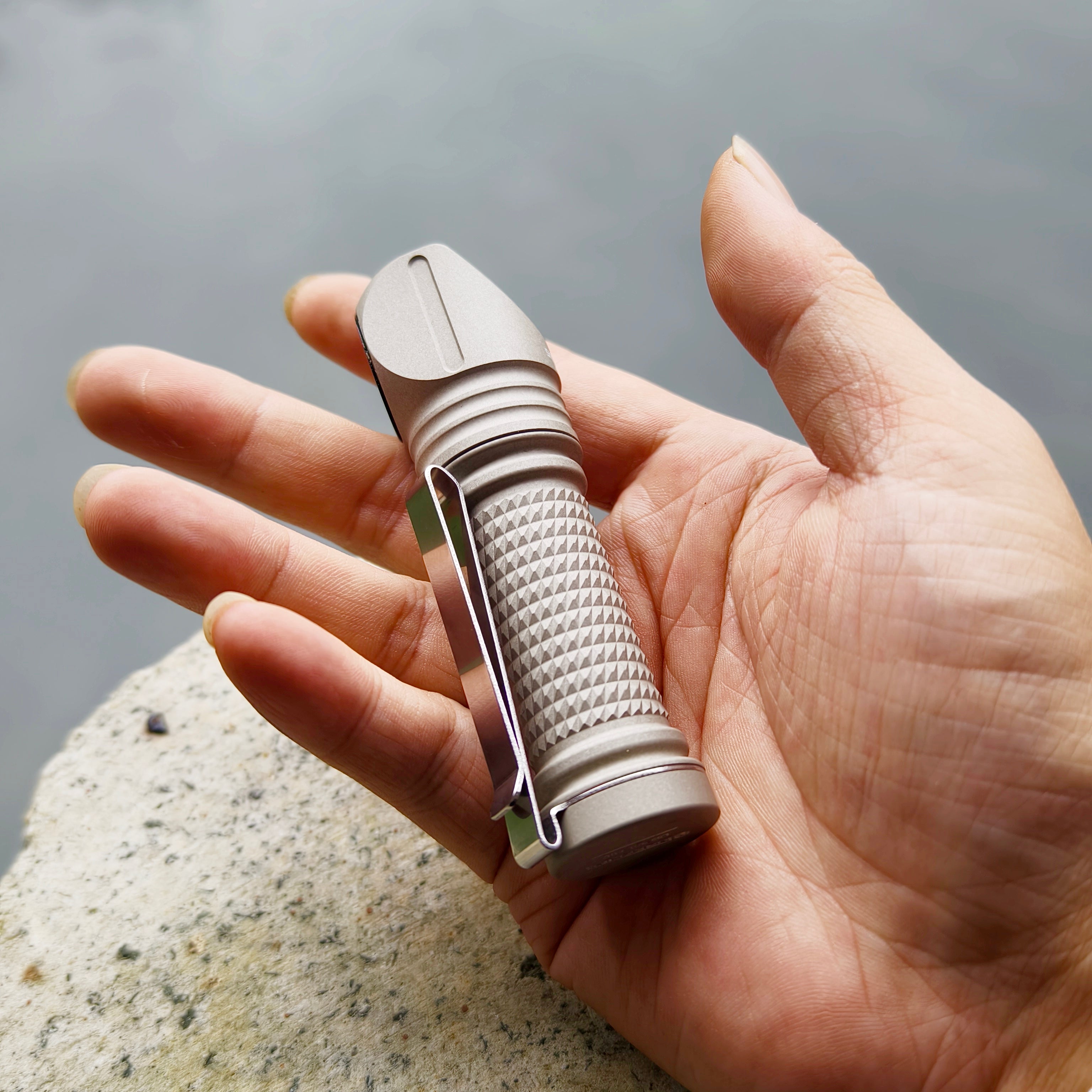 L50 Sol - EDC Right-Angle Flashlight – Fireflies outdoor Flashlights